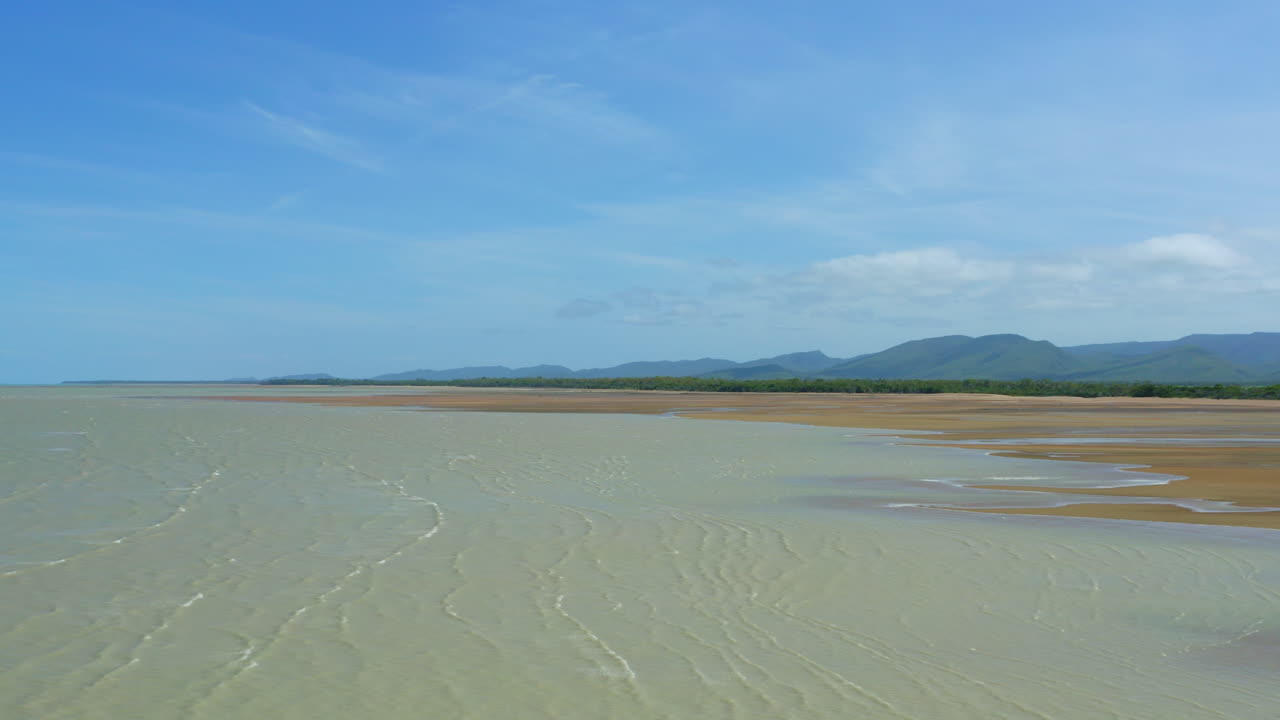 olas oceánicas poco profundas marea entrante en la playa australiana de arena, drone aéreo de 4k