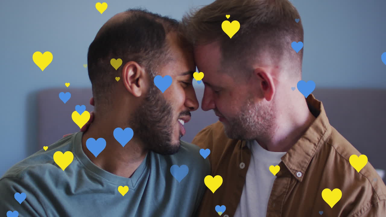 animación de iconos de corazón sobre una pareja gay diversa abrazándose