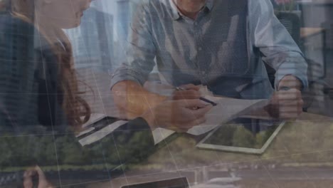 animación del procesamiento de datos sobre colegas caucásicos masculinos y femeninos discutiendo en la oficina
