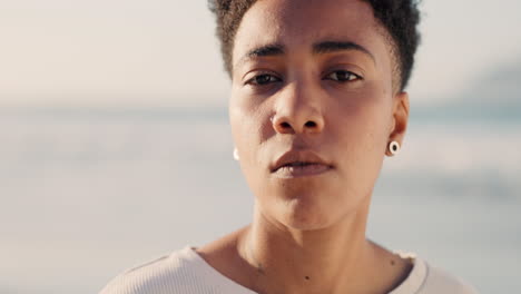 rostro, retrato y mujer negra en la playa