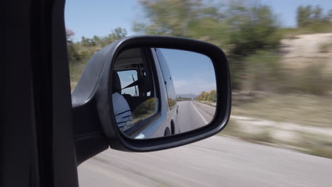 ver a través del espejo lateral del paisaje que pasa entre fes y meknes en la carretera en marruecos