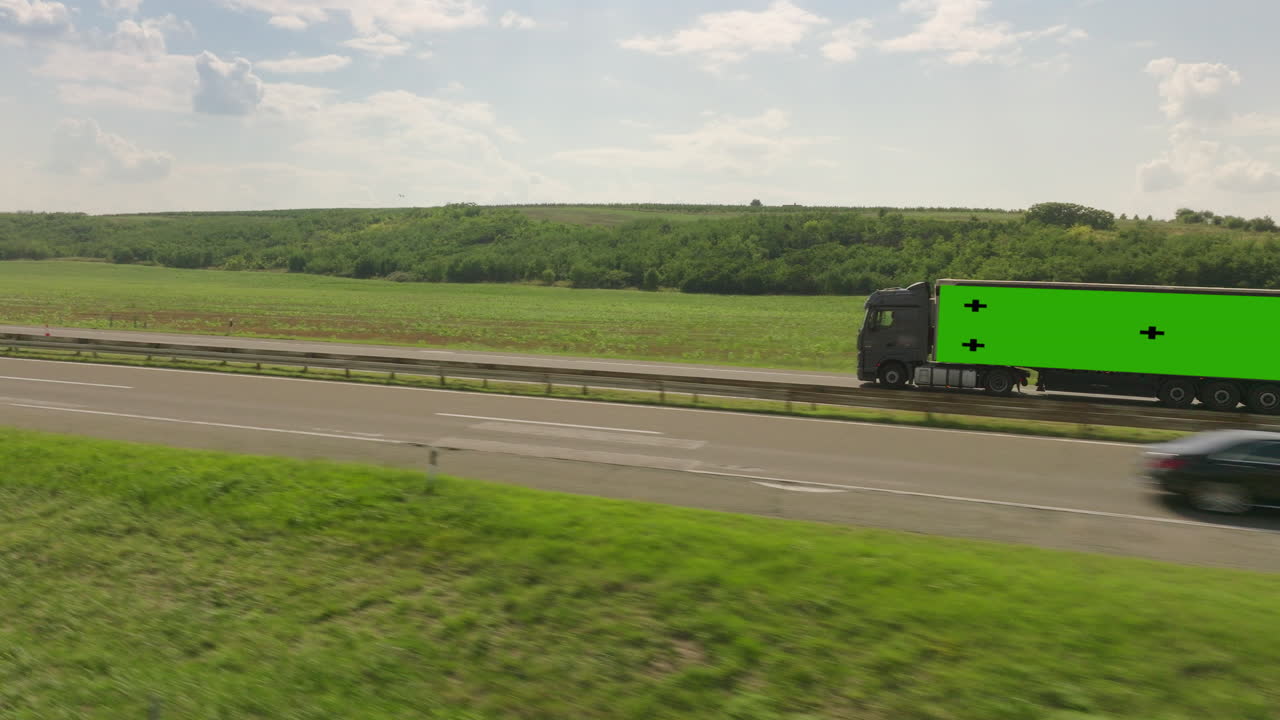 Camion in autostrada con rimorchio con schermo verde
