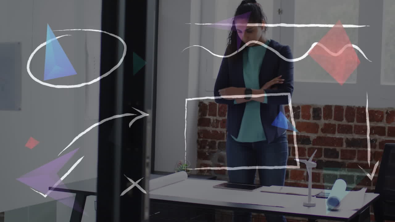 animación de formas sobre mujer de negocios que trabaja en la oficina