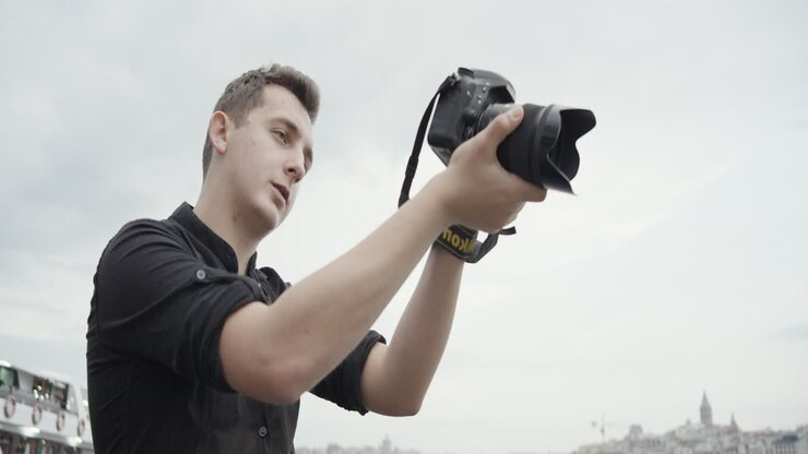 Fotograf tager et billede i en by