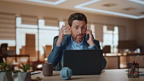 un banquero llama a un cliente, una conversación nerviosa en el despacho, un ceo discutiendo.