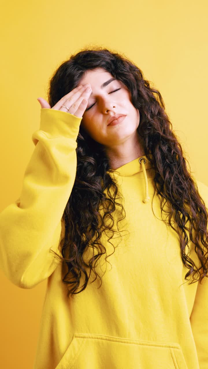 mujer con dolor de cabeza