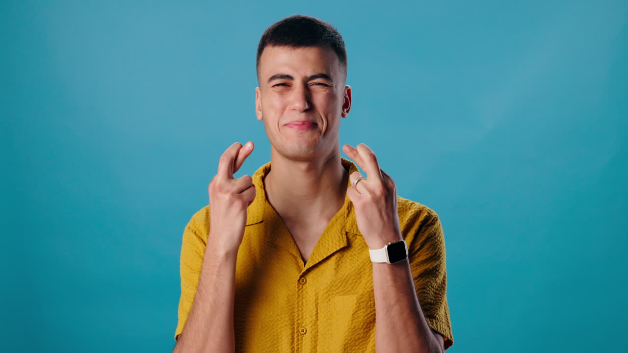 Man crossing fingers with hope