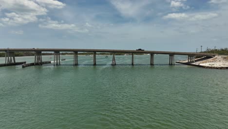 Schwenkansicht-Der-Brücke-In-Der-Nähe-Der-Estero-Bay