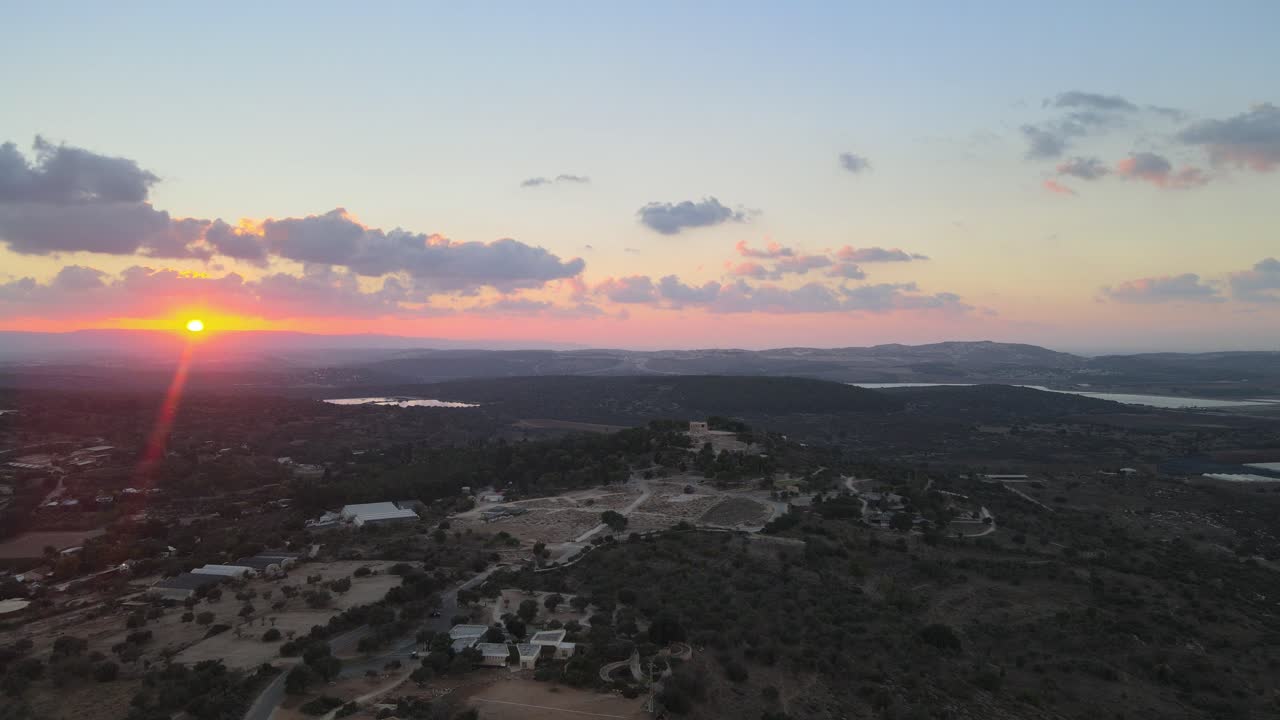 Vista aerea mozzafiato del tramonto su Spiaggia dei Maronti, Ischia, Italia. Vasto orizzonte, colori vivaci, atmosfera serena e illuminazione naturale soffusa esaltano questo splendido panorama costiero