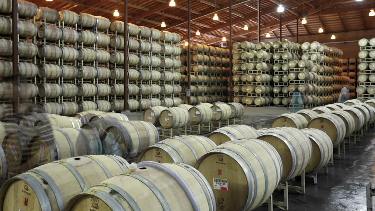 un equipo de bodega remata barriles de vino durante la cosecha en la región vinícola de california