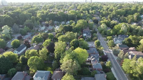 Volando-Sobre-El-Barrio-De-Clase-Media-Alta-En-Scarborough-Bluffs