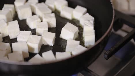 primer plano de paneer cocinando en sartén caliente en 4k