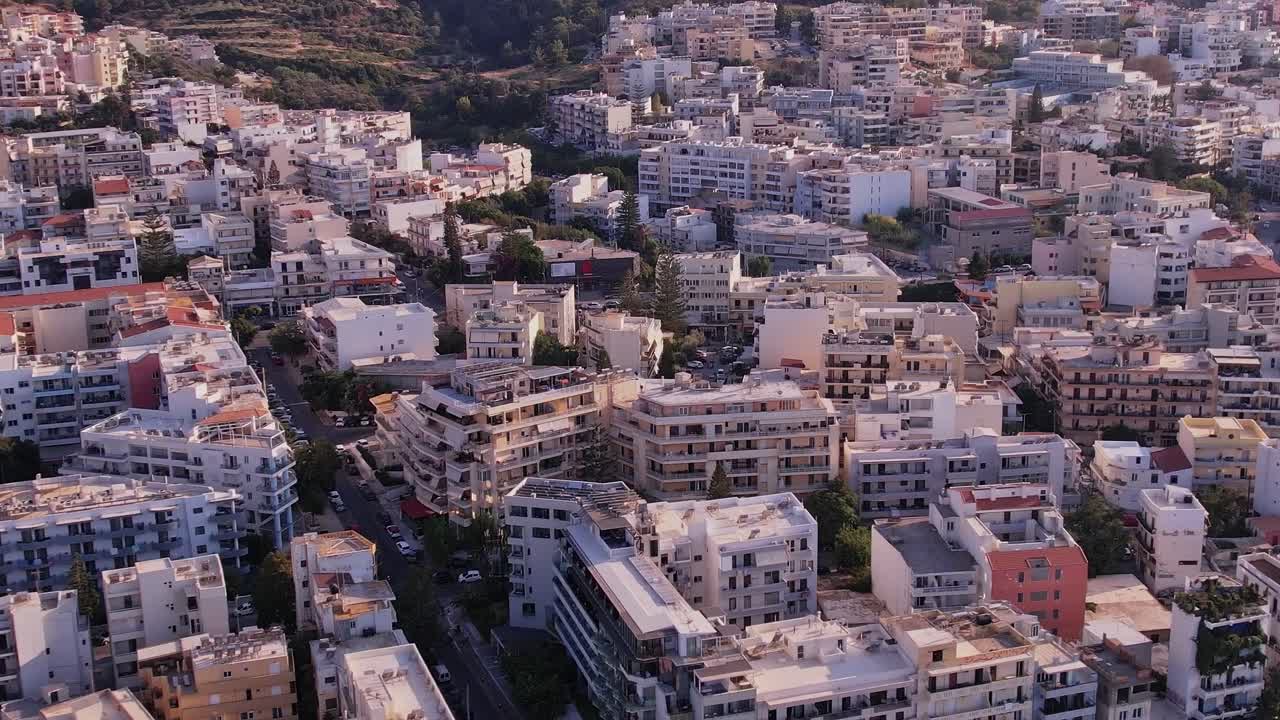 Vista aerea di una città mediterranea densamente popolata