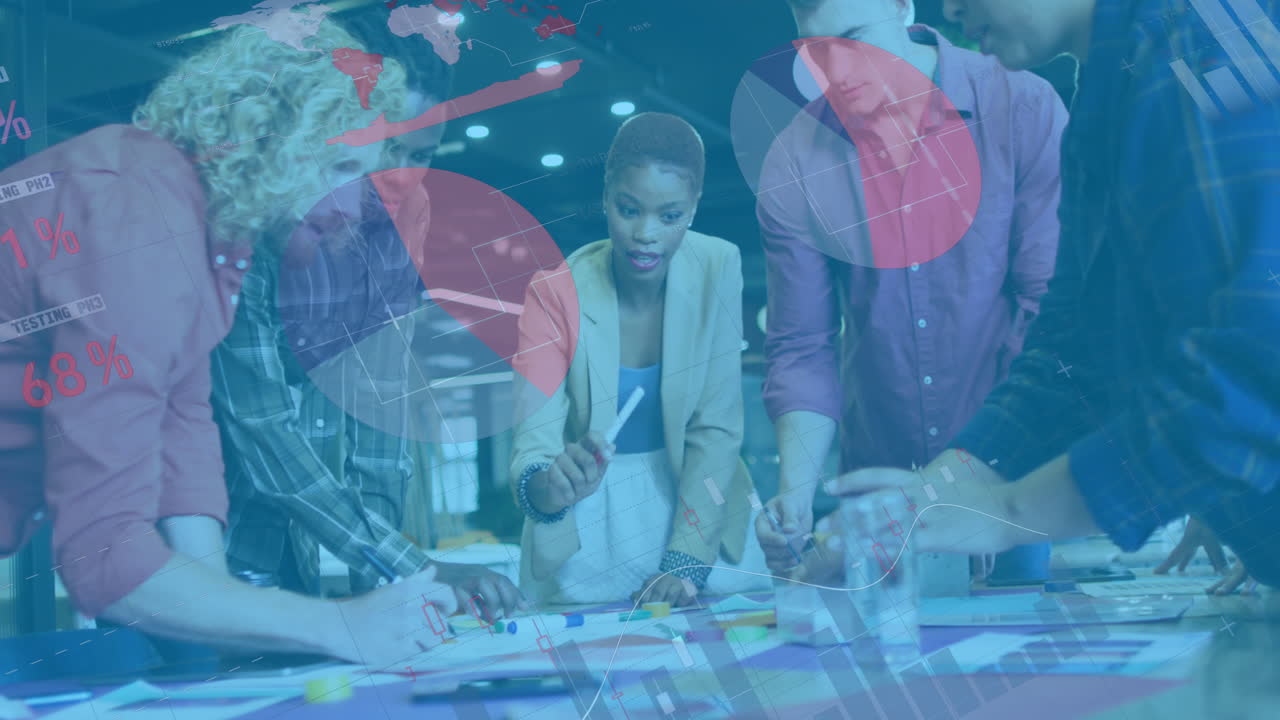 사무실에서 회의를 가진 다양한 사업가들에 대한 금융 데이터 처리의 애니메이션