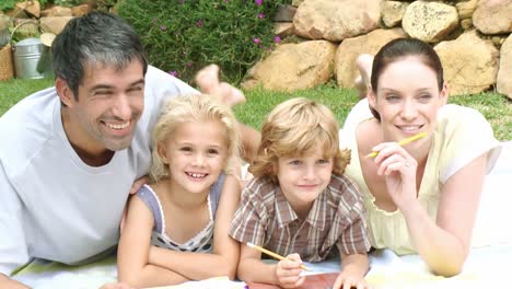 eltern mit ihren kindern im garten malen