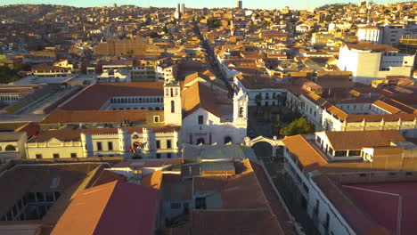 vista aérea de la arquitectura colonial histórica de sucre, bolivia, al atardecer