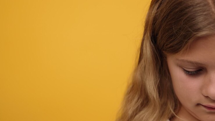 Ritratto di una ragazza sorridente su sfondo giallo
