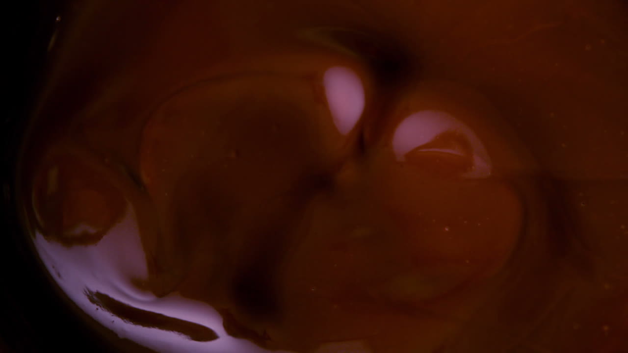 caramelo cayendo en el chocolate derretido