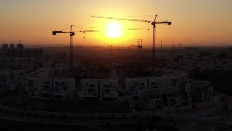 amanecer sobre un sitio de construcción