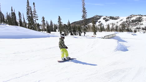 Un-Joven-Snowboarder-Baja-Una-Colina