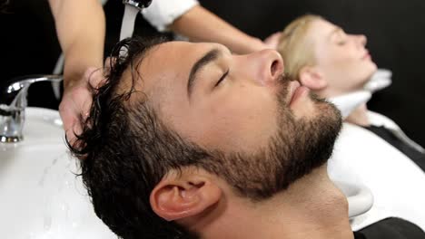 los clientes se lavan el cabello