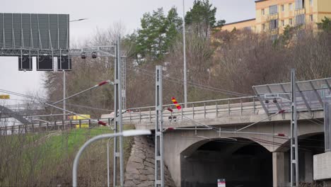 Langsamer-Verkehr-Auf-Einer-Brücke-In-Einer-Ruhigen-Gegend-In-Stockholm