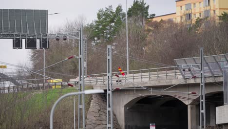 tráfico lento en un puente en una zona tranquila de estocolmo