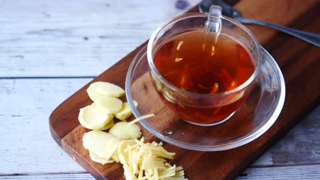 té de jengibre en una taza de vidrio