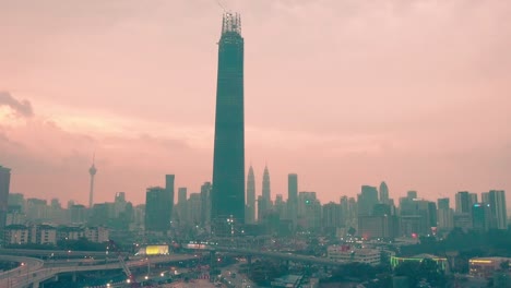 el rascacielos de intercambio 106 y sus desarrollos al atardecer, kuala lumpur, malasia