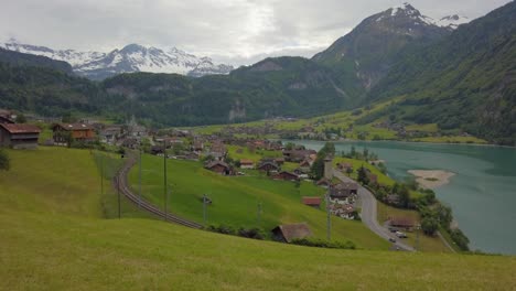 revelando hermoso lungern con alpes suizos en segundo plano.