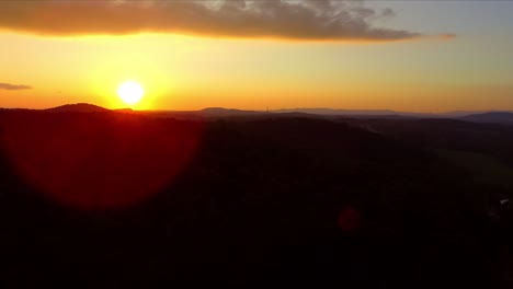 Puesta-De-Sol-Más-Allá-De-La-Silueta-Del-Horizonte-Montañoso,-Toma-De-Pedestal