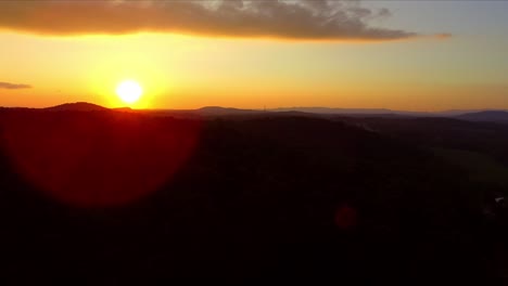puesta de sol más allá de la silueta del horizonte montañoso, toma de pedestal