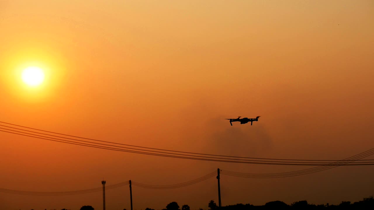 해가 지면 드론이 날아갑니다.