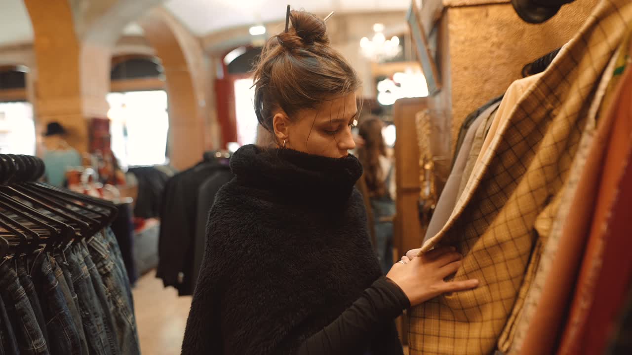 mujer comprando ropa de época en una tienda