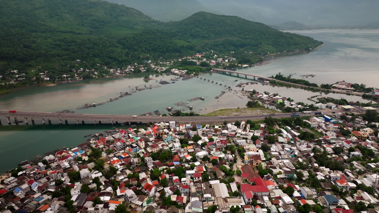 los puentes sobre la desembocadura del río lang co bay conducen al túnel de la montaña hai van, arco aéreo