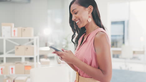 Inicio-De-Negocios,-Teléfono-Y-Mujer-Escribiendo-Rápidamente