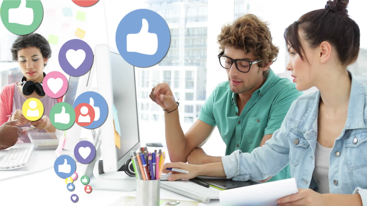 цифровые значки, плавающие на мужчине и женщине, обсуждающие компьютер в офисе