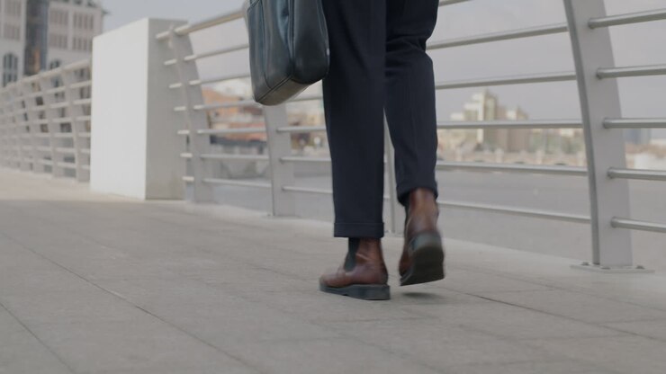 Un uomo d'affari che cammina su un ponte
