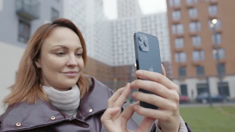 mujer usando teléfono inteligente al aire libre