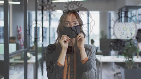 animación de iconos médicos sobre una mujer de negocios caucásica con máscara facial