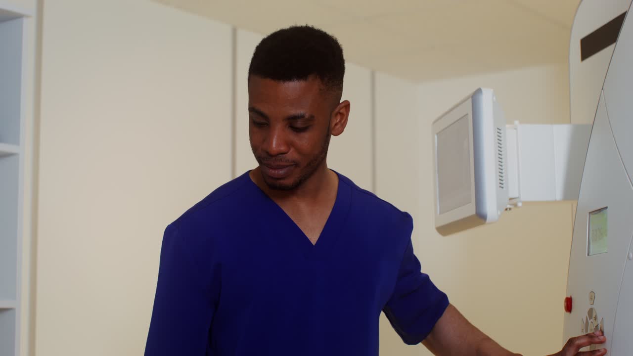 profesional médico que opera una máquina de rayos x