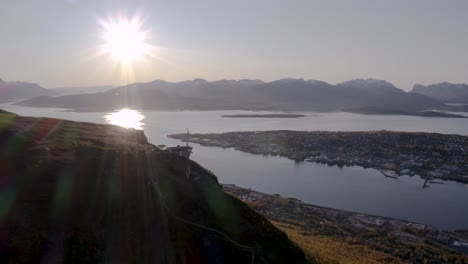 Toma-Aérea-De-La-Ciudad-De-Tromso-Vista-Desde-Arriba-Fjellheisen-En-Un-Día-Soleado