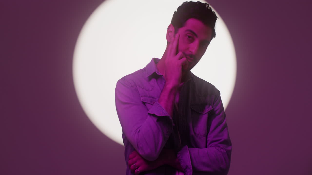 귀여운 남자가 목을 만지다