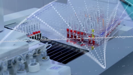 Animación-De-La-Cadena-De-ADN-Y-Procesamiento-De-Datos-Sobre-Científicos-Que-Usan-Tabletas-En-El-Laboratorio.