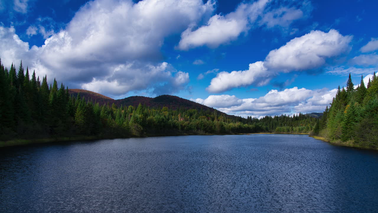 timelapse en un hermoso paisaje de otoño con lago
