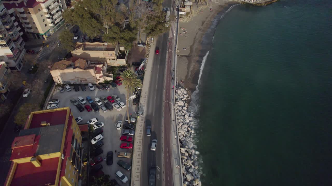 Trasporto scenografico aereo con drone, traffico di auto e autobus su strada, litorale lungomare costiero, edifici, appartamenti residenziali, architettura, Málaga Pedregalejo Spagna Europa