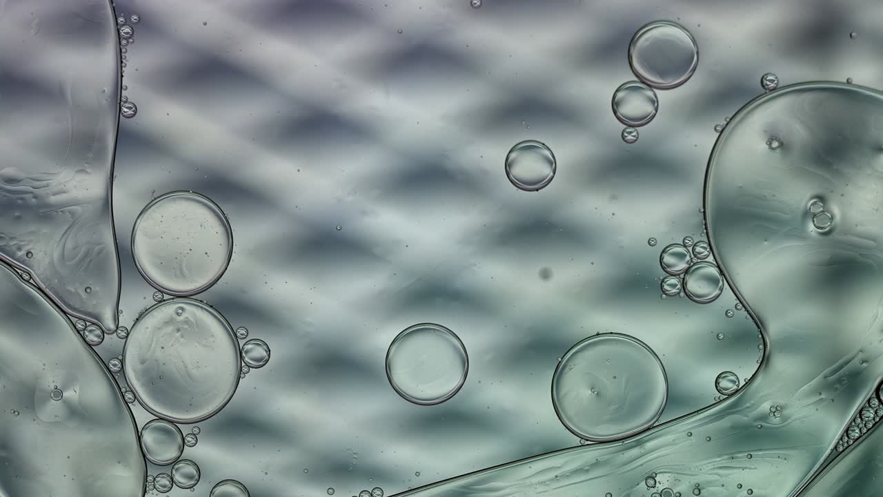 추상적인 다채로운 음식 기름 방울 거품과 구가 흐르고