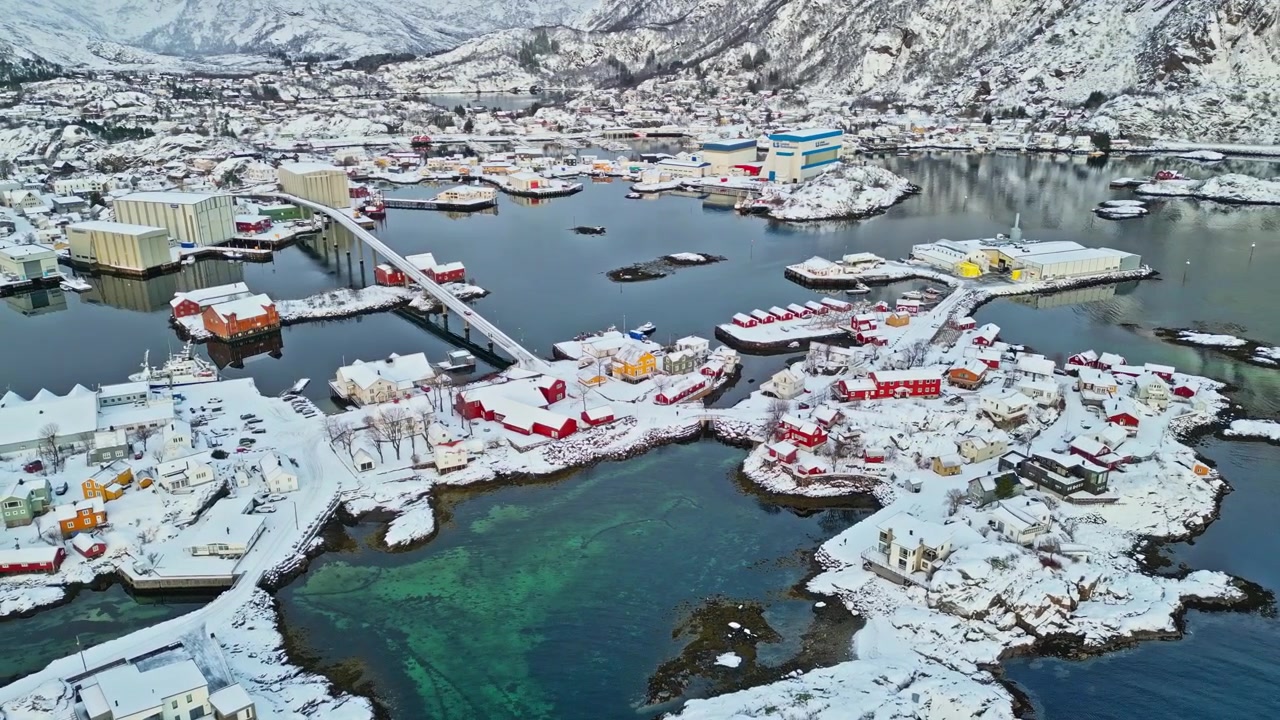 Buzlu sular ve dramatik dağlarla çevrili, deniz kenarında karlar altında bir Lofoten balıkçı köyü.