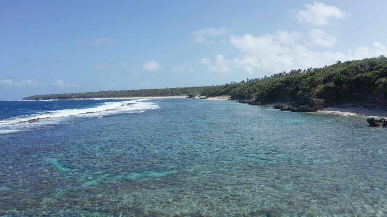 vista aérea de los arrecifes de coral y las olas del océano por la costa de tonga, polinesia