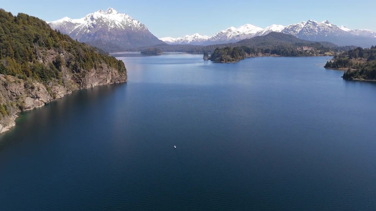 Vista aérea do lago Perito Moreno com um homem de caiaque e montanhas nevadas em Bariloche, Argentina